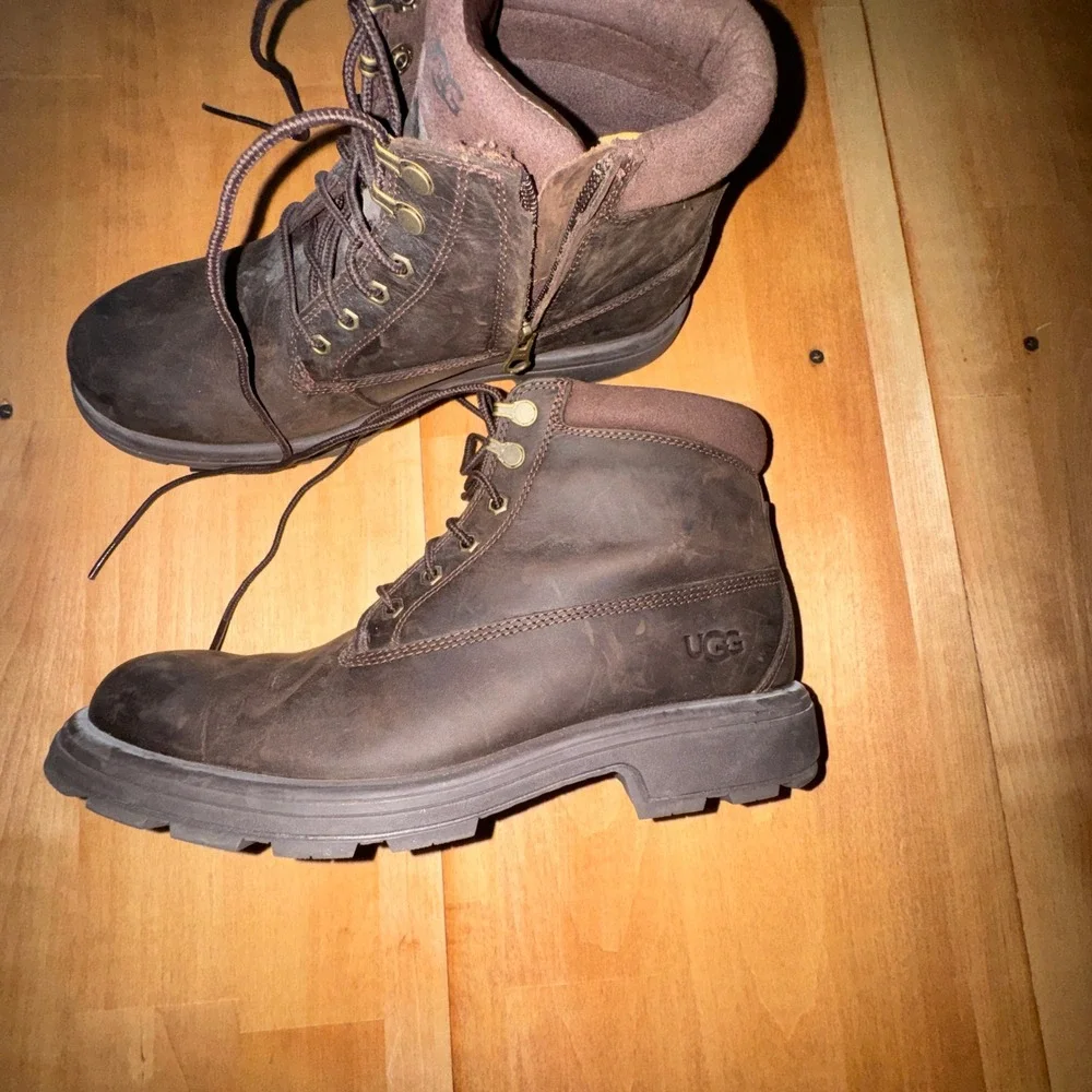 UGG Men's Biltmore Mid‎ Boots in a dark brown leather regular toe Size 10